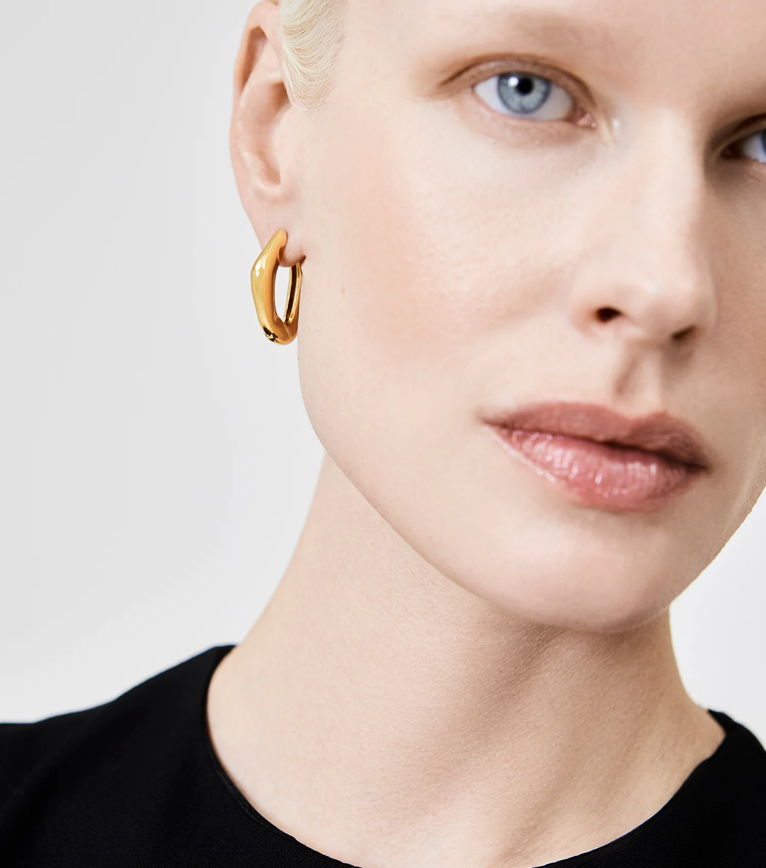 The Hoop Earrings - Gold - Image 5